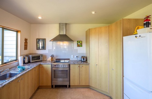 Blackpool House | Tikirau Bay Views - Tikirau Bay Views is a wonderfully appointed family holiday home right next to the beach in Oneroa. With three bedrooms (2 x singles and 2 x queens) and a good sized family bathroom, this is the perfect location for a family group