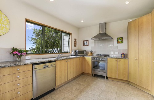 Blackpool House | Tikirau Bay Views - Tikirau Bay Views is a wonderfully appointed family holiday home right next to the beach in Oneroa. With three bedrooms (2 x singles and 2 x queens) and a good sized family bathroom, this is the perfect location for a family group