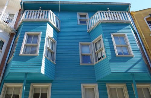 Rasimpasa Hotel | Tilas - Rooms in 19th Century Wooden Townhouse,Kadikoy