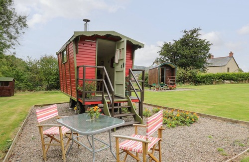 Llanfihangel Tal-y-llyn Cottage | TILLY GYPSY-STYLE CARAVAN HUT, pet friendly in Llangorse