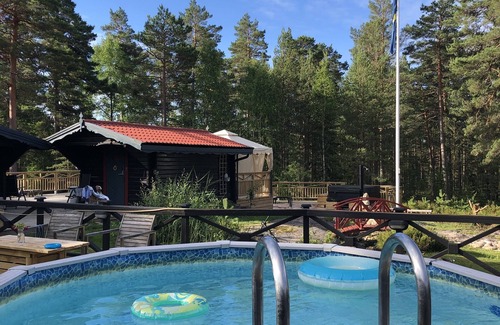 Karlstad Ski Chalet | Timber cottage 2/2 with jacuzzi near lake Vänern