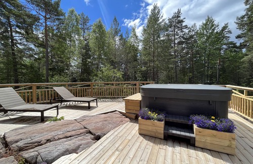 Karlstad Ski Chalet | Timber cottage 2/2 with jacuzzi near lake Vänern