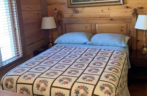 Blue Sea Cottage | Timber cottage with hot tub & sauna. Chalet de bois timber avec spa & sauna.
