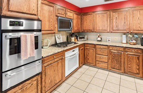 Longview House | Timber View Retreat-Large 4 BR close to shopping & restaurants in NE Longview