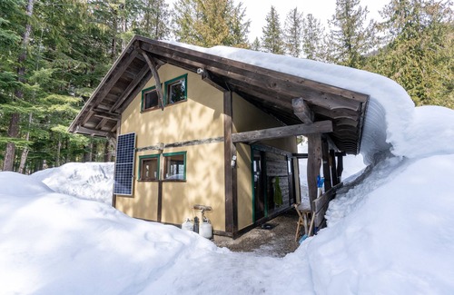 Retallack Cabin | Timberframe Off-Grid cabin in the woods