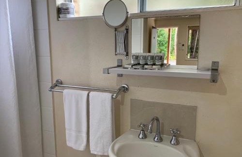 Tin Can Bay Hotel | Tin Can Bay Motel