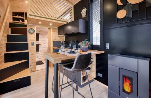 Redu House | Tiny BlackandWood