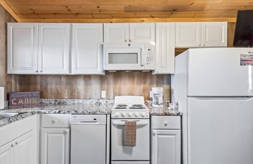 Albertville Apartment | Tiny cabin on 10 acres with pond