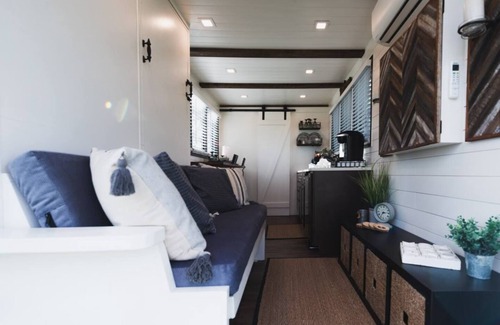 Waco Cabin | Tiny Container Farmhouse: 12 Min to Magnolia/Baylor