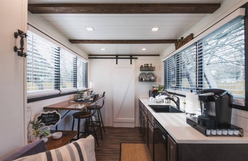 Waco Cabin | Tiny Container Farmhouse: 12 Min to Magnolia/Baylor
