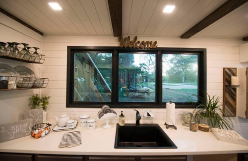 Waco Cabin | Tiny Container Farmhouse: 12 Min to Magnolia/Baylor