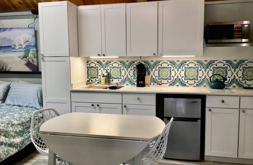 Foley House | Tiny for Two + Pet - Near BEACH, SPORTS COMPLEX, OWA, TANGER