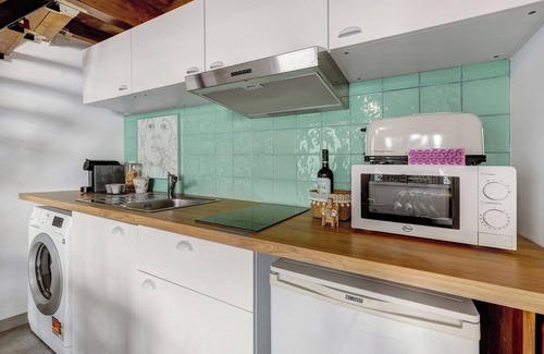 Cartaxo House | Tiny Home 'Casa Das Cantonas Valada' with Shared Pool, Wi-Fi and Air Conditioning