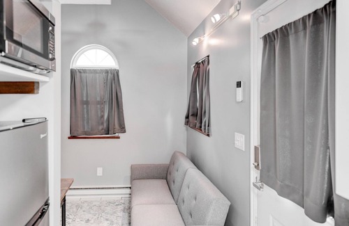 South Ogden Cottage | Tiny Home - Close to Weber State, Hill AFB, McKay Dee Hospital