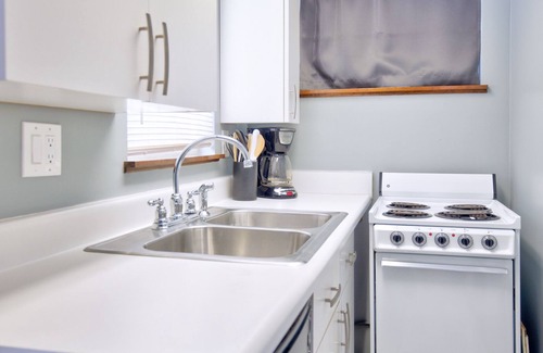 South Ogden Cottage | Tiny Home - Close to Weber State, Hill AFB, McKay Dee Hospital