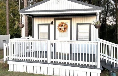 Hartsfield House | Tiny home-Cottage-Ensuite with Shower-Andres Cottage