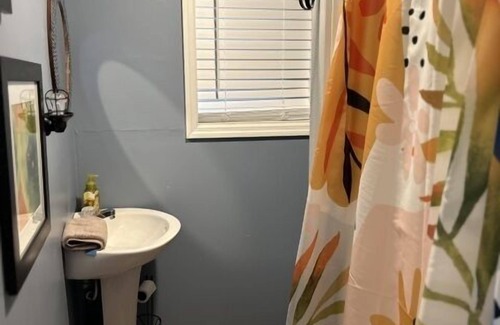 Hartsfield House | Tiny home-Cottage-Ensuite with Shower-Andres Cottage