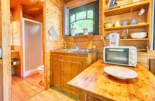 Monsac House | Tiny Home 'La Roulotte Jaune' with Private Garden, Balcony and Wi-Fi