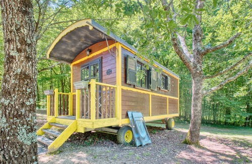 Monsac House | Tiny Home 'La Roulotte Jaune' with Private Garden, Balcony and Wi-Fi