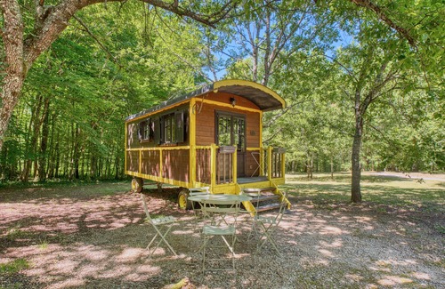 Monsac House | Tiny Home 'La Roulotte Jaune' with Private Garden, Balcony and Wi-Fi