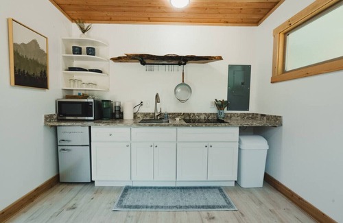 Lewis County House | Tiny Home w/Hot Tub-Fire Pit-AC