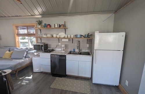 Stow Cottage | Tiny House #2 - Spacious & Modern "Tiny Home" with 2 bdrms - Lakefront Property!