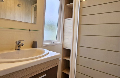 Geraardsbergen Ski Chalet | Tiny house 6B by pond - ideal for expats, entrepreneurs & nature lovers