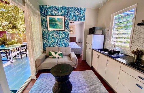 Tahiti House | Tiny house by the beach with its private pool