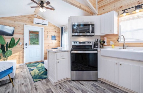 Guntersville Cottage | Tiny House Cabin w/Private Firepit + Boat Parking Mins to Boat Ramps