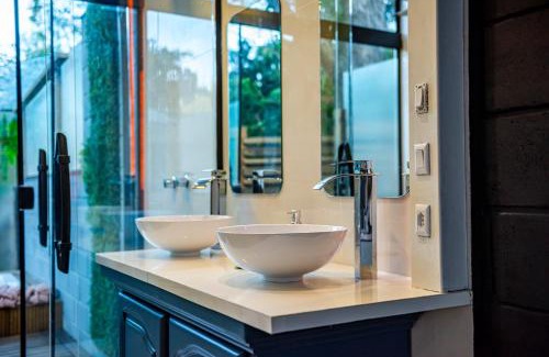 Ribanceira House | Tiny House com Banheira Privativa, Deck no Jardim com Rede Suspensa sobre o Riacho e Lareira Externa em Meio à Natureza