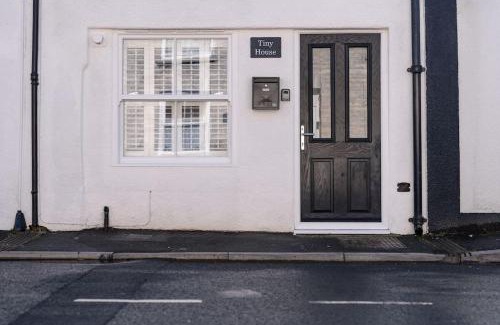 Somerton House | Tiny House, Stunning 1 Bed, Super King, Freestanding Bath, Parking