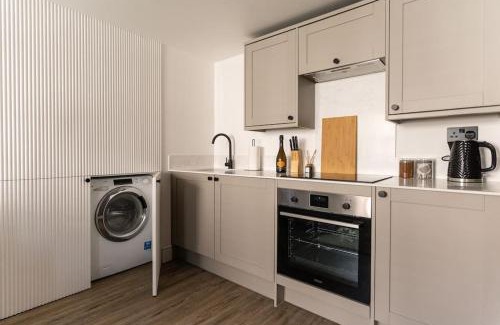 Somerton House | Tiny House, Stunning 1 Bed, Super King, Freestanding Bath, Parking