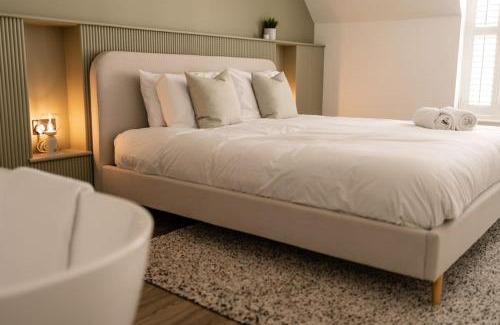 Somerton House | Tiny House, Stunning 1 Bed, Super King, Freestanding Bath, Parking