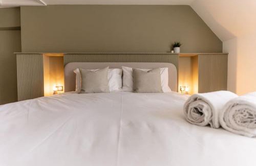 Somerton House | Tiny House, Stunning 1 Bed, Super King, Freestanding Bath, Parking