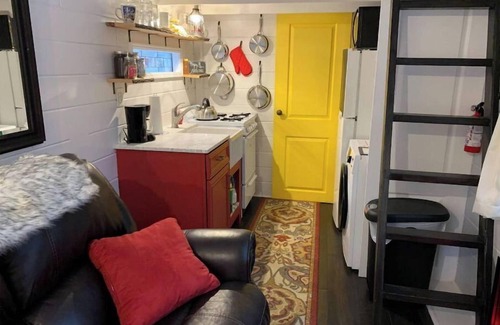 Lapeer House | ❤️Tiny house THOW in woods -odorless compost toilet NEW-hot tub