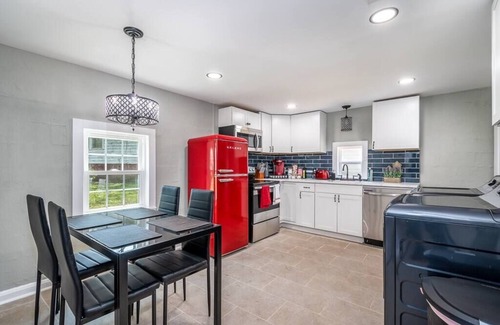 Mount Holly House | Tiny House w/1st Class Amenities- 12 Min to CLT