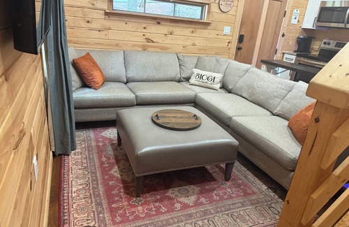 Milledgeville Cabin | Tiny House with Fireplace, Tub & Shower Near Milledgeville Colleges