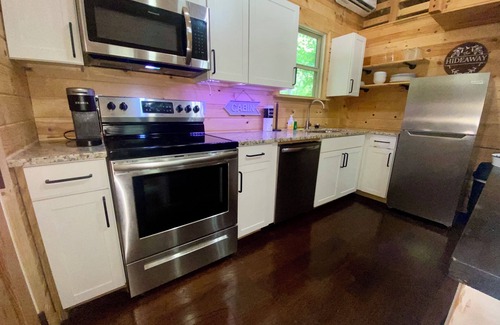 Milledgeville Cabin | Tiny House with Fireplace, Tub & Shower Near Milledgeville Colleges