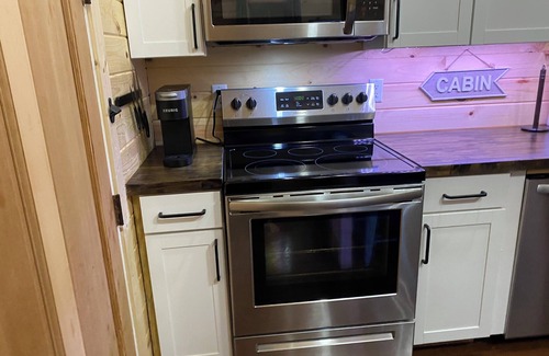 Milledgeville Cabin | Tiny House with Fireplace, Tub & Shower Near Milledgeville Colleges
