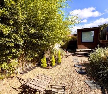 Vijfhuizen Ski Chalet | Tiny house with garden and jacuzzi near Amsterdam