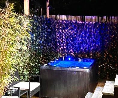 Vijfhuizen Ski Chalet | Tiny house with garden and jacuzzi near Amsterdam