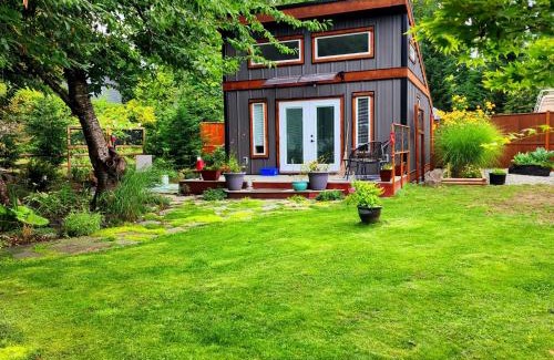 Campbell River House | Tiny House with HOT TUB, close to golf and hiking!
