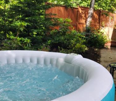 Campbell River House | Tiny House with HOT TUB, close to golf and hiking!