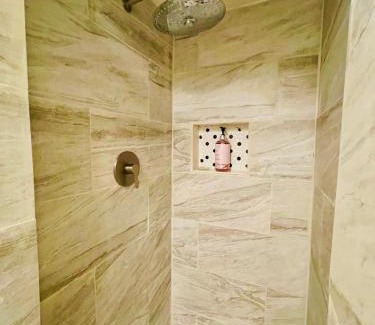 Glen Burnie House | Tiny House With Private Pool