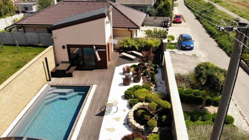 Dunajska Luzna Apartment | Tiny House with Private Pool
