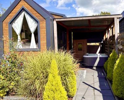 Vijfhuizen House | Tiny house with sauna & jacuzzi near Amsterdam