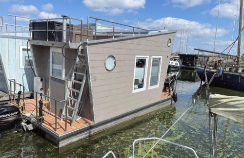 Zeewolde Boat Rental | Tiny lake houses near the beach and centre by Weltevreden Experience