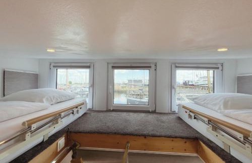 Zeewolde Boat Rental | Tiny lake houses near the beach and centre by Weltevreden Experience