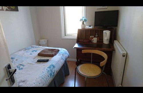 Harlington House | Tiny Single shared bathroom Room ssbyr