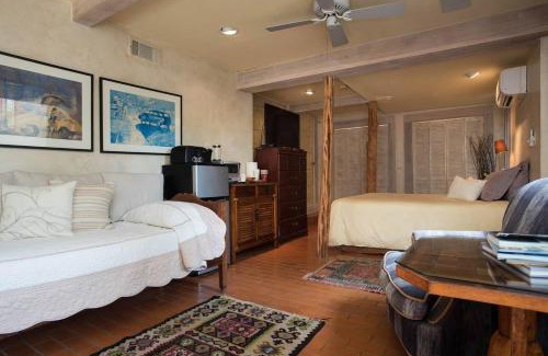 Clarksville Apartment | Tiny Tasteful 1 - Downtown